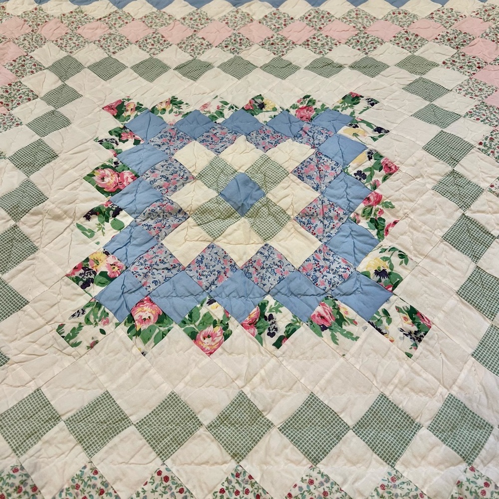 Vintage Quilt Bed Cover/ throw spring floral pattern shabby chic